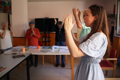 Camila Wu, Samantha Sestak e Inés Marie François realizan voluntariado en Alzheimer León. PEIO GARCÍA/ICAL