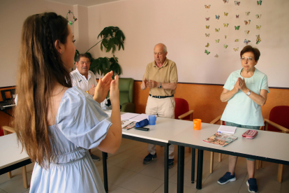 Camila Wu, Samantha Sestak e Inés Marie François realizan voluntariado en Alzheimer León. PEIO GARCÍA/ICAL