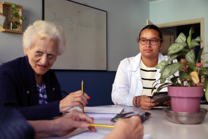 Camila Wu, Samantha Sestak e Inés Marie François realizan voluntariado en Alzheimer León. PEIO GARCÍA/ICAL