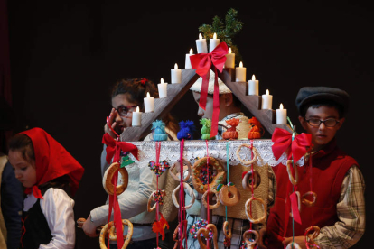 El CRA de Villamañán recreó hace unos años el Ramo leonés de Navidad en la función navideña.