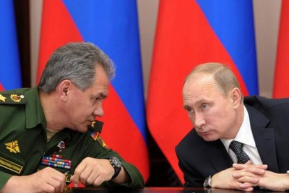 Putin (derecha) habla con el ministro ruso de Defensa, tras visitar una academia militar en Ryazan, a 100 km al sureste de Moscú, este miércoles.