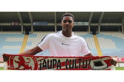 El delantero de la Cultural Dorian Júnior, cedido en el Langreo, ha sido convocado por la selección de Guinea Ecuatorial. DL
