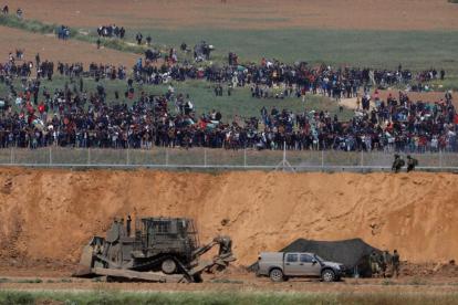 Cientos de palestinos protestan en Gaza frente a la frontera con Israel, este viernes.