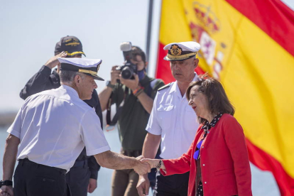 Margarita Robles saluda a los mandos de la fragata ‘Reina Sofía’. ROMÁN RÍOS