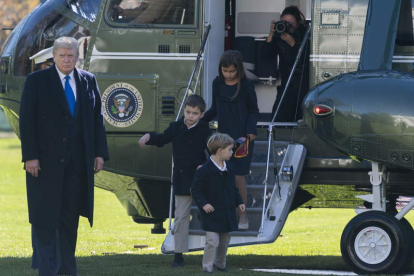 Trump baja del helicóptero presidencial en el helipuerto de la Casa Blanca con sus nietos. CHRIS KLEPONIS