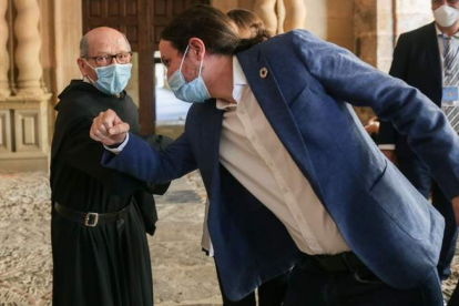 Pablo Iglesias saluda a un religioso del monasterio de San Millán de Yuso . RAQUEL MANZANARES