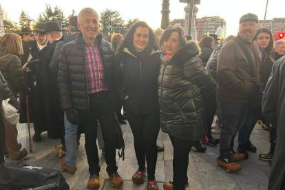 Octavio Álvarez, uno de los promotores de la iniciativa, junto a Andrea Álvarez y Lourdes García. J. NOTARIO.