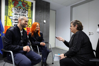 Un momento de la entrevista a Pablo Álvarez y Sara García. En la imagen, con la periodista María Jesús Muñiz. FOTO: BENITO ORDÓÑEZ