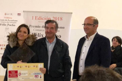 La periodista de Diario de León, María Carnero, en el momento de recibir el premio.