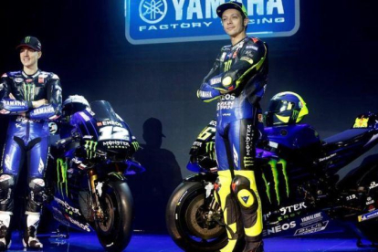 Maverick Viñales y Valentino Rossi, en la presentación del equipo Yamaha Monster, la semana pasada, en Yakarta.