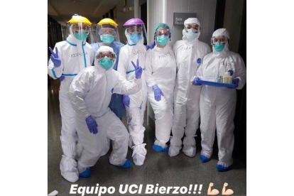 Personal sanitario de la UCI del Hospital El Bierzio al inicio de la pandemia. DL