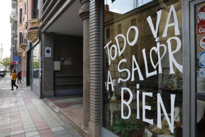 Un comercio del centro de León da un mensaje de optimismo en su escaparate, ante la crisis sanitaria del coronavirus. FERNANDO OTERO
