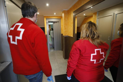 Voluntarios de Cruz Roja ayudan a personas vulnerables durante el confinamiento. DL