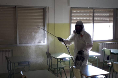 Desinfección de un aula durante la pandemia. DL