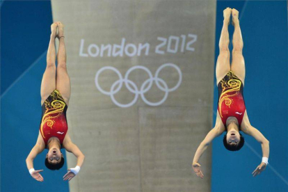 Las chinas Chen Ruolin y  Wang Hao en la prueba de trampolín femenino de 10 metros sincronizados.