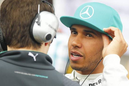 Lewis Hamilton charla con uno de los mecánicos de Mercedes durante el GP de China, el pasado 20 de abril.
