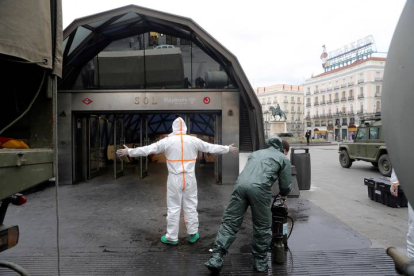 mergencias (UME) desinfecta la madrileña Puerta del Sol, hoy viernes en el sexto día del estado de alarma nacional por la pandemia. EFE