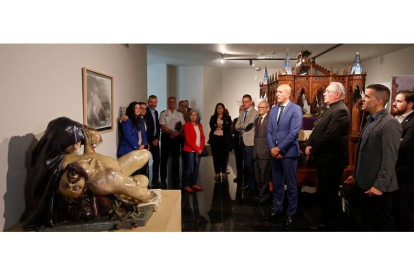 El obispo inauguró la exposición en el museo de la Semana Santa. FERNANDO OTERO