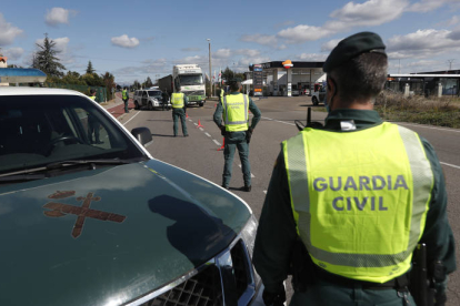 La Guardia Civil controla los movimientos en las carreteras de León durante el segundo confinamiento. JESÚS