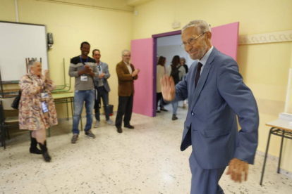 Carballo, ayer, votando a primera hora. L. DE LA MATA