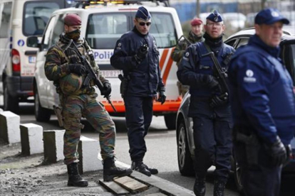 Miembros de las fuerzas de seguridad controlan el acceso al aeropuerto de Zaventem, ayer en Bruselas.