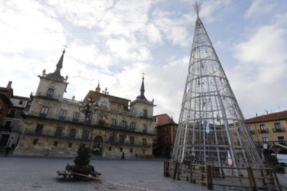 La plaza Mayor escenificará el encendido de las luces de Navidad en León. RAMIRO