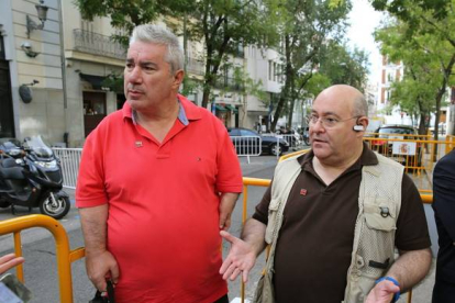 El presidente y el vicepresidente de la Asociación de Víctimas de la Talidomida en España, José Riquelme y Rafael Basterrechea, este miércoles ante el Tribunal Supremo.