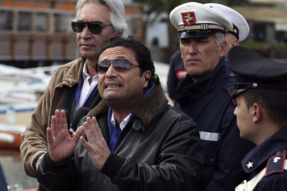 Francesco Schettino, el capitán del Costa Concordia, habla con los periodistas el 27 de febrero de 2014.