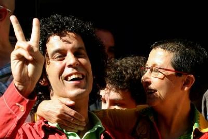 Seguidores del concejal socialista Zerolo, entre ellos su novio (a la izquierda), con gesto de victoria.