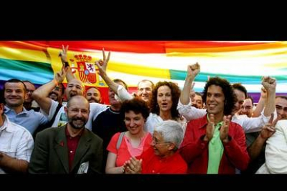 Los representantes de la comunidad gay, que asciende en España al millón de personas, no dudaron en seguir la sesión parlamentaria.