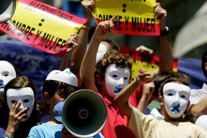 Los detractores de los matrimonios entre homosexuales también han salido hoy a la calle para mostrar su oposición.