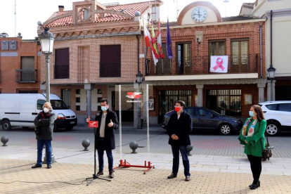 Tudanca y otros cargos del PSCyL ayer, en su visita en Macotera (Salamanca). J.M. GARCÍA