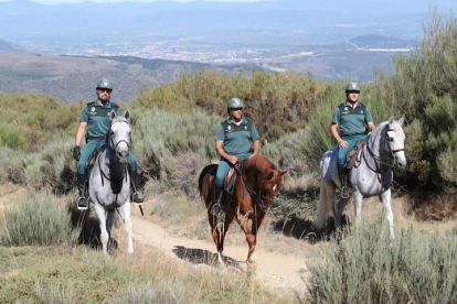 Guardias civiles a caballo en el Camino de Santiago.
