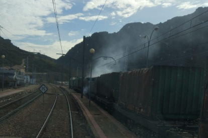 El tren incendiado en la estación de Busdongo. DL