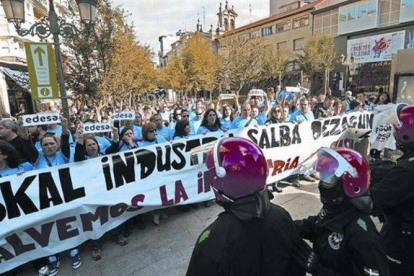Trabajadores de Fagor y Edesa protestan ante la sede del Gobierno vasco.