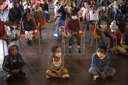 Menores de Johannesburgo esperan comida del plan de la ONG ‘El hambre no tiene religión’.  KIM LUDBROOK
