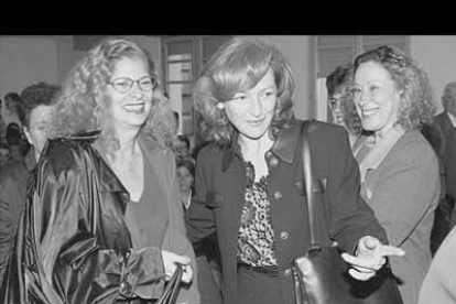 Una imagen de archivo de Charo Velasco junto a su amiga y compañera de partido, la ex ministra de Cultura Carmen Alborch.