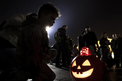 Un niño observa una calabaza de Halloween. MARTON MONUS