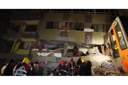 Un equipo de rescate trabaja en la ciudad de Ercis, una de las más afectadas por el terremoto de Turquía.