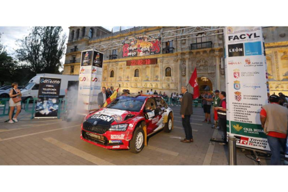 El Rallye Reino de León celebró la ceremonia protocolaria de su inicio en la Plaza de San Marcos con todos los equipos inscritos presentes. Hoy llega la hora de la verdad. RAMIRO