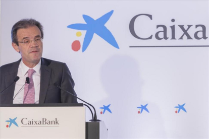 El presidente de CaixaBank, Jordi Gual, durante la presentación en Valencia de los resultados económicos del ejercicio de 2017.
