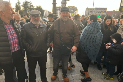 Los cerca de 400 participantes han recorrido desde Guzmán hasta la Catedral de León en madreñas. J NOTARIO