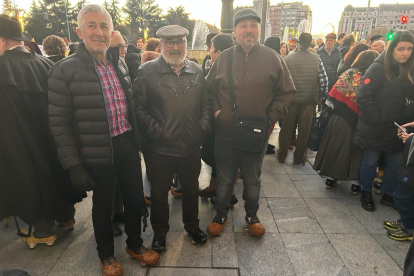 Los cerca de 400 participantes han recorrido desde Guzmán hasta la Catedral de León en madreñas. J NOTARIO