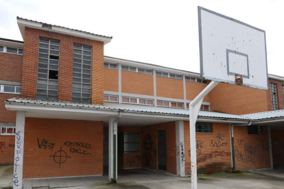 El viejo edificio del colegio de Flores del Sil, en la imagen, será reconvertido. L. DE LA MATA