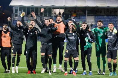 Los jugadores de la Deportiva celebran con sus aficionados la victoria obtenida en Ibiza, que le sitúa en tercera posición con 32 puntos tras 18 jornadas. VICENTE LOF