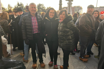 Los cerca de 400 participantes han recorrido desde Guzmán hasta la Catedral de León en madreñas. J NOTARIO