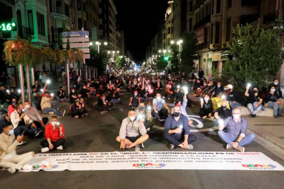 Manifestación de hosteleros por Ordoño en protesta por el horario de cierre impuesto por el Gobierno el pasado mes de agosto. RAMIRO
