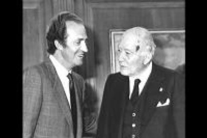Jordi Pujol sucedió a Josep Tarradellas (en la imagen junto al Rey) en 1980. Desde entonces hasta ahora no se ha alejado de la vida política.