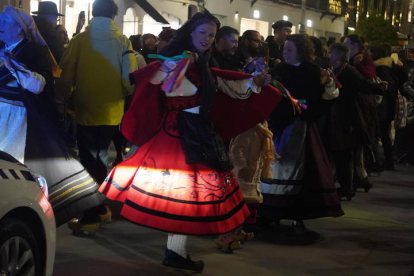 Los cerca de 400 participantes han recorrido desde Guzmán hasta la Catedral de León en madreñas. J NOTARIO