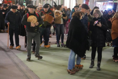 Los cerca de 400 participantes han recorrido desde Guzmán hasta la Catedral de León en madreñas. J NOTARIO